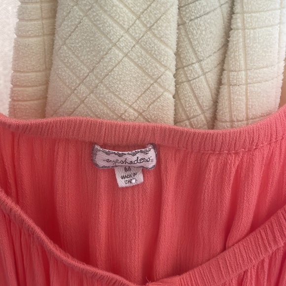 Eyeshadow ruffle bottom top - Picture 2 of 6